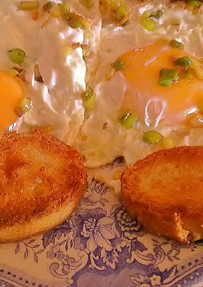 Una foto de Huevos fritos con ajetes