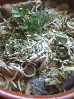 Una foto de Filetes de pescado blanco con almejas y gulas