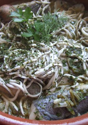 Una foto de Filetes de pescado blanco con almejas y gulas