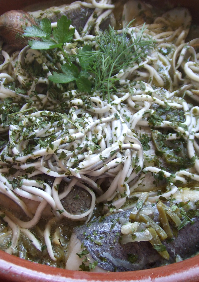 Una foto de Filetes de pescado blanco con almejas y gulas
