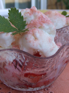 Una foto de Postre de fresas, bizcochos de Reims y helado