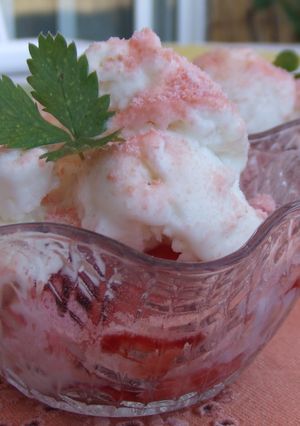 Una foto de Postre de fresas, bizcochos de Reims y helado