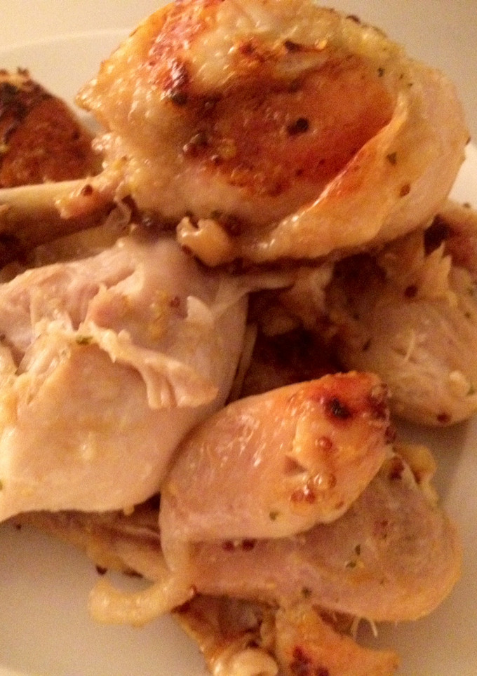 Una foto de Pollo con mostaza y cerveza