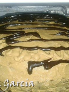 Una foto de Torta simple decorada con crema moka
