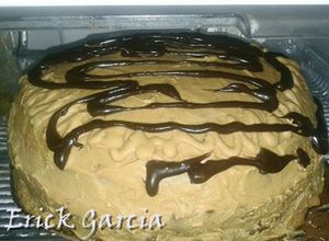 Una foto de Torta simple decorada con crema moka