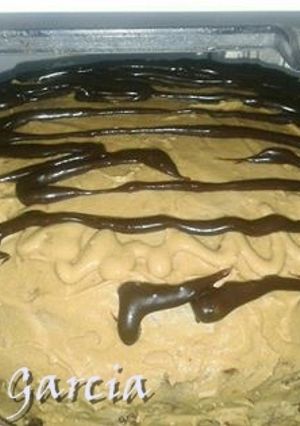 Una foto de Torta simple decorada con crema moka