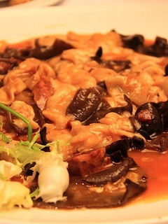 Una foto de Bacalao con pasas y piñones
