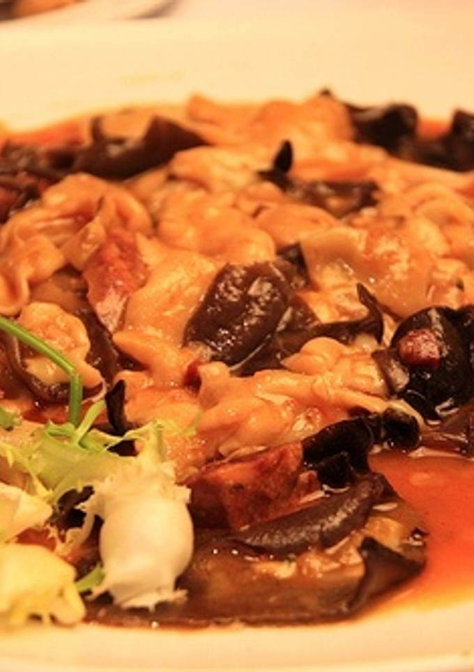 Una foto de Bacalao con pasas y piñones