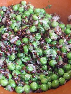 Una foto de Lentejas caviar con guisantes