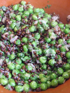 Una foto de Lentejas caviar con guisantes