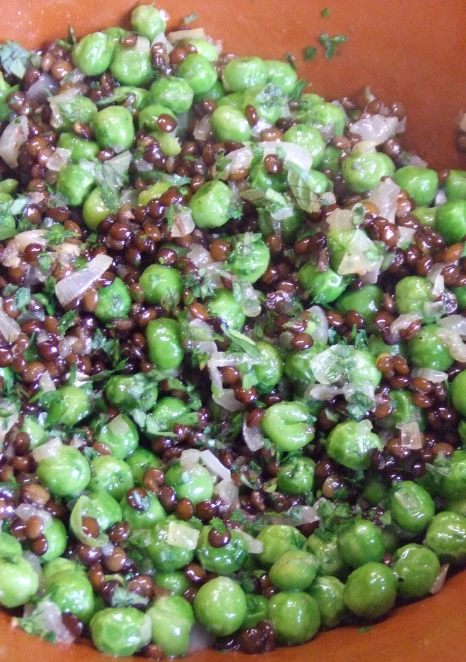 Una foto de Lentejas caviar con guisantes
