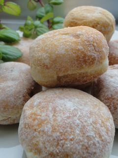 Una foto de Faschingskrapfen o buñuelos a la vienesa
