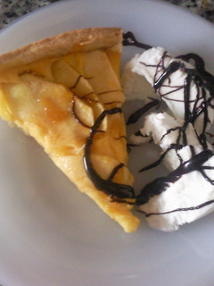 Una foto de Tarta de manzana con helado