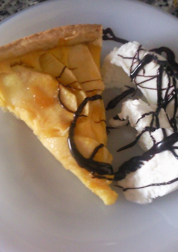 Una foto de Tarta de manzana con helado