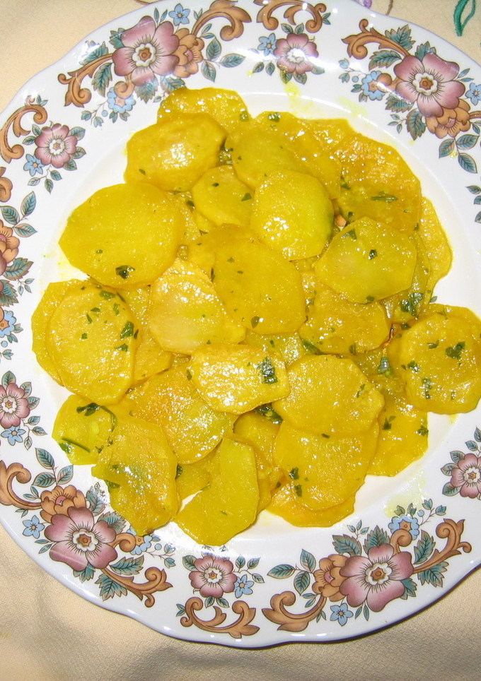 Una foto de Patatas al ajillo