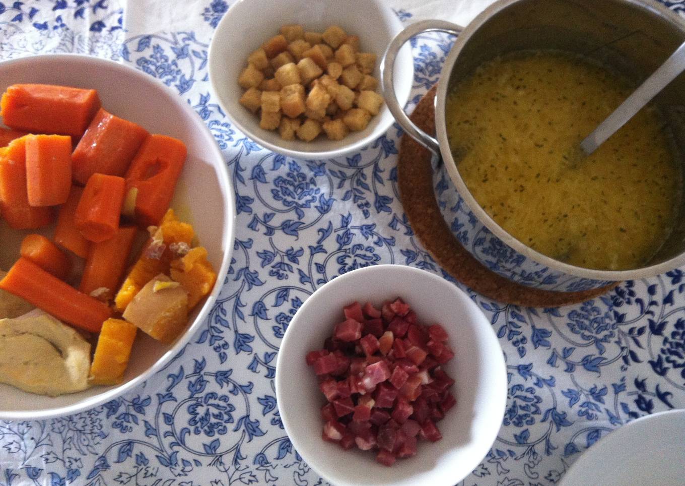 Sopa de fideos con caldo de pollo