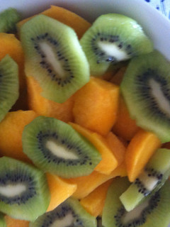 Una foto de Macedonia de melocotón y kiwi