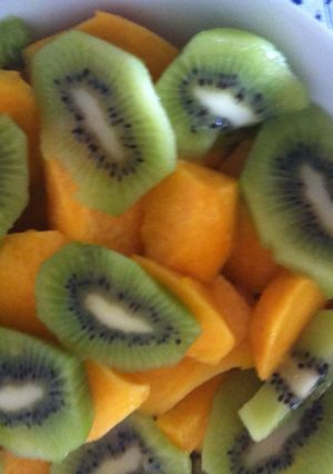 Una foto de Macedonia de melocotón y kiwi