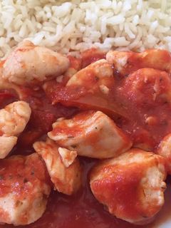 Una foto de Pechugas con tomate y hierbas provenzales