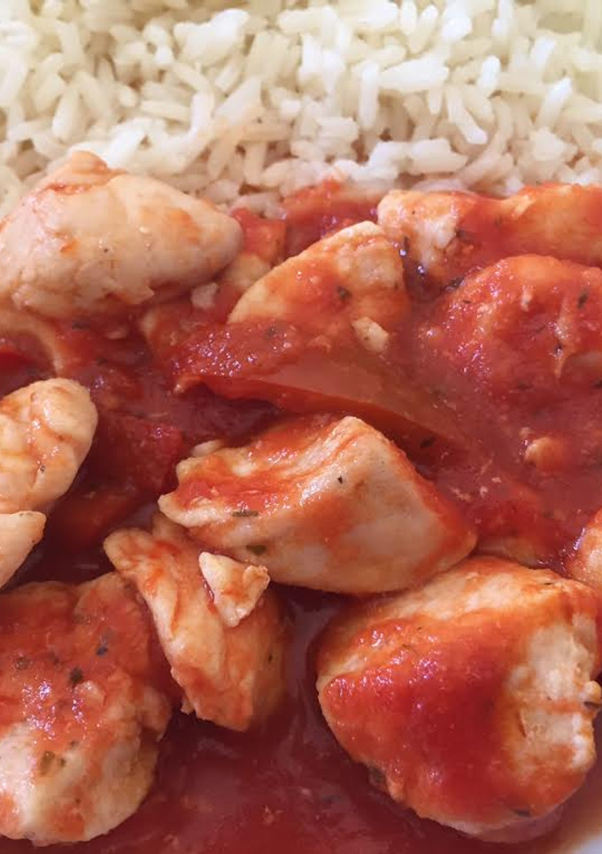 Una foto de Pechugas con tomate y hierbas provenzales