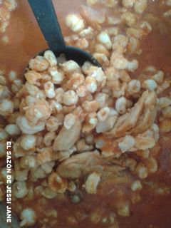 Una foto de Pozole rojo con pollo