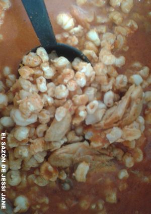 Una foto de Pozole rojo con pollo