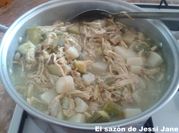 Una foto de calabacin y champiñones