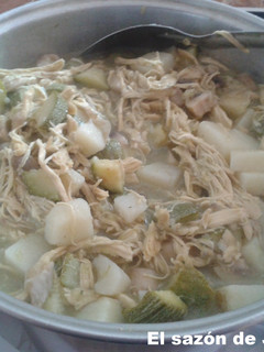Una foto de Pechuga de pollo en salsa verde con papas, calabacín y champiñones
