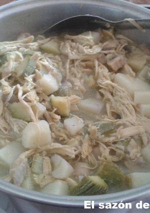 Una foto de Pechuga de pollo en salsa verde con papas, calabacín y champiñones