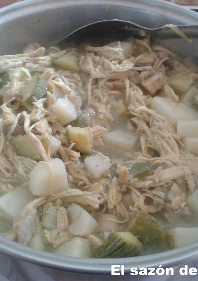 Una foto de Pechuga de pollo en salsa verde con papas, calabacín y champiñones