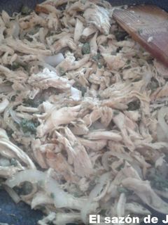 Una foto de Pechuga de pollo con longaniza verde y cebolla