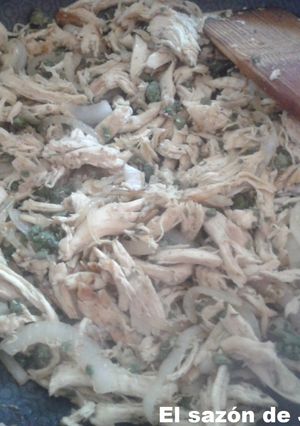 Una foto de Pechuga de pollo con longaniza verde y cebolla