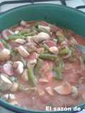 Salchichas en salsa roja con ejotes y champiñones