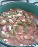 Salchichas en salsa roja con ejotes y champiñones