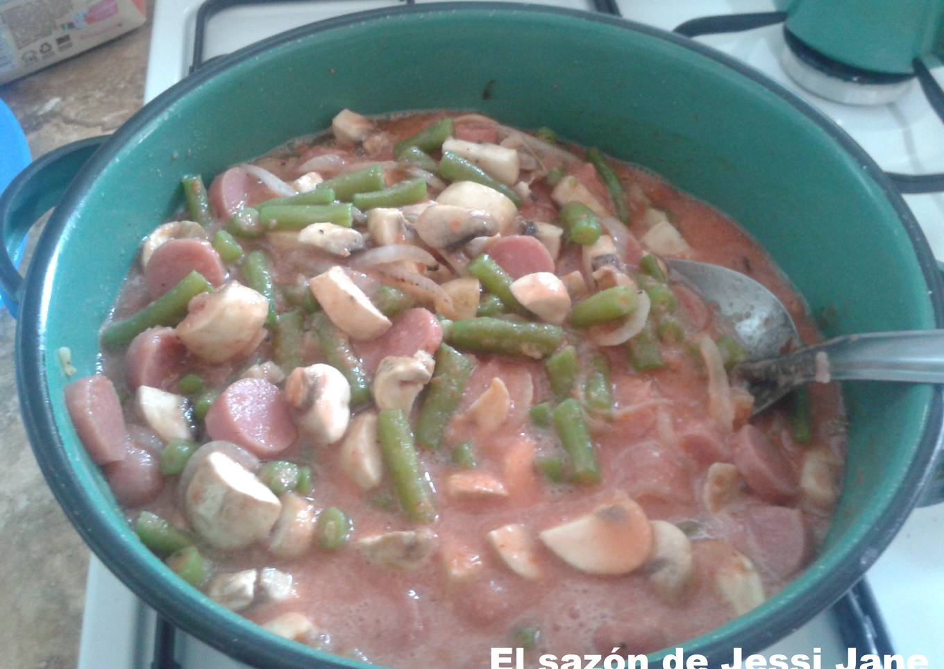 Salchichas en salsa roja con ejotes y champiñones<br />