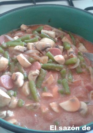 Una foto de Salchichas en salsa roja con ejotes y champiñones