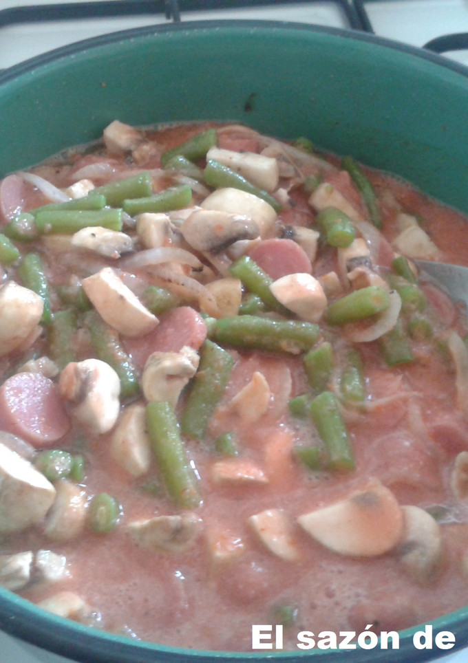 Una foto de Salchichas en salsa roja con ejotes y champiñones