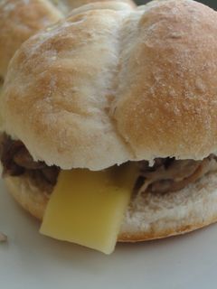 Una foto de Mini bocadillos de ternera y edam