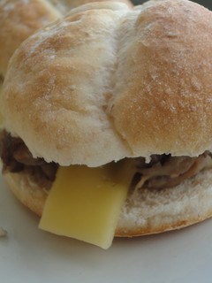 Una foto de Mini bocadillos de ternera y edam