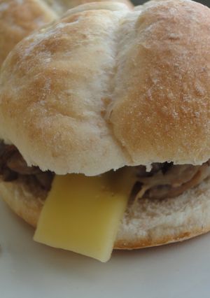 Una foto de Mini bocadillos de ternera y edam
