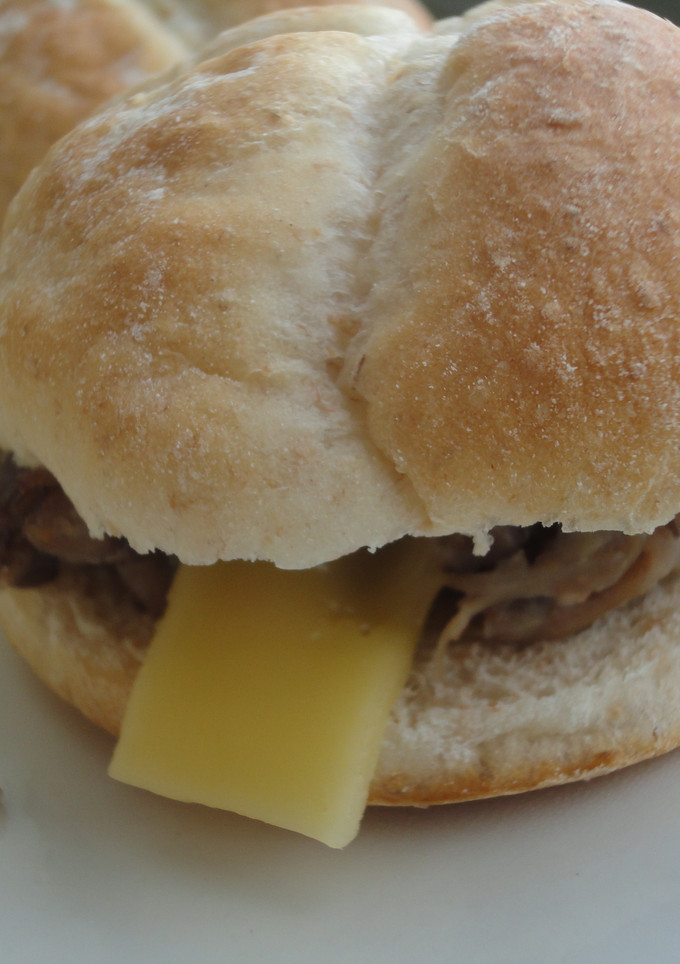 Una foto de Mini bocadillos de ternera y edam