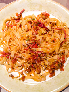 Una foto de Pasta con jamón serrano y champiñones