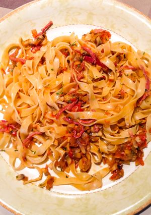 Una foto de Pasta con jamón serrano y champiñones