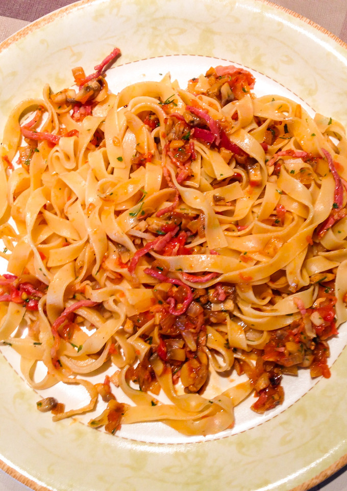 Una foto de Pasta con jamón serrano y champiñones