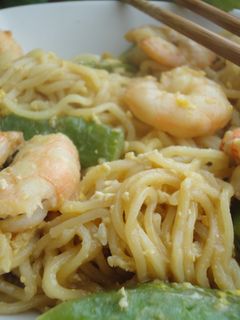 Una foto de Fideos con gambas y judías
