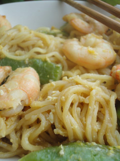 Una foto de Fideos con gambas y judías