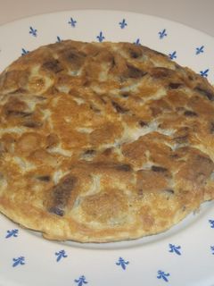 Una foto de Tortilla de esclatasangs y champiñones
