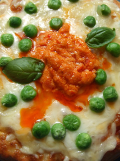 Una foto de Pizza de queso, guisantes y mouse de pimientos