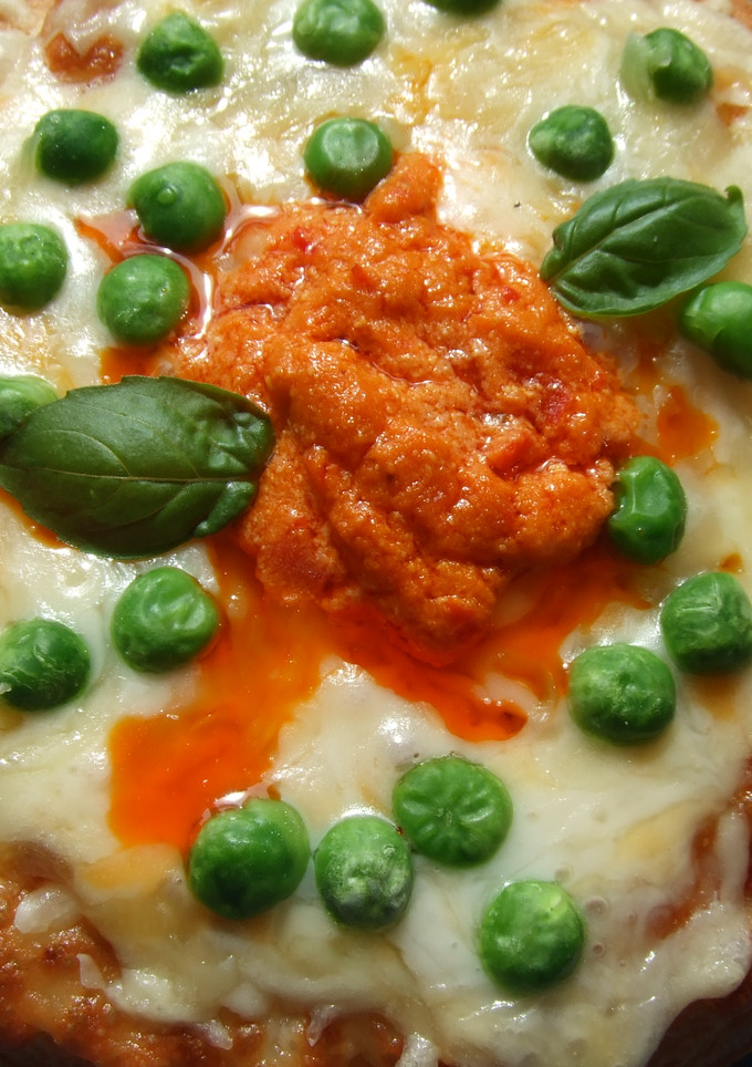 Una foto de Pizza de queso, guisantes y mouse de pimientos