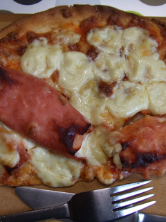 Una foto de Pizza con rollitos de queso
